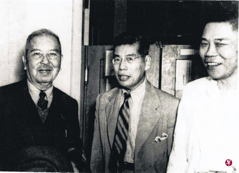 李光前(中)和陈六使(右)都曾为陈嘉庚(左)打工,两人后来在50年代成为新马树胶界执牛耳之人物。(档案照片) 李光前(中)和陈六使(右)都曾为陈嘉庚(左)打工,两人后来在50年代成为新马树胶界执牛耳之人物。(档案照片)