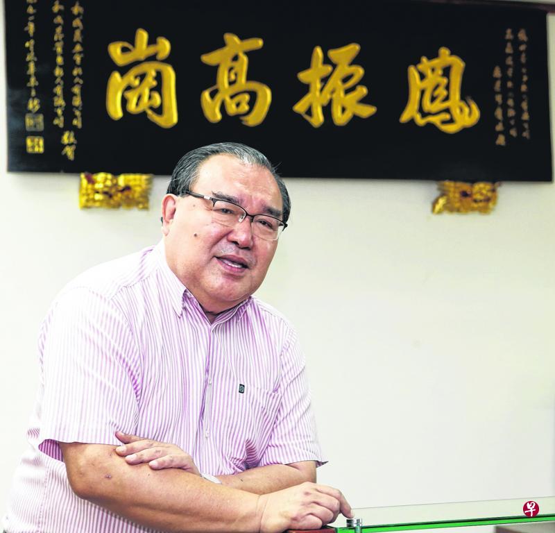 张克荣说,李光前对父亲张水荃(小图)的影响至关重要,他时时处处以李光前为榜样,为善不落人后,并将公益作为毕生事业,无怨无悔。(邝启聪摄) 张克荣说,李光前对父亲张水荃(小图)的影响至关重要,他时时处处以李光前为榜样,为善不落人后,并将公益作为毕生事业,无怨无悔。(邝启聪摄)