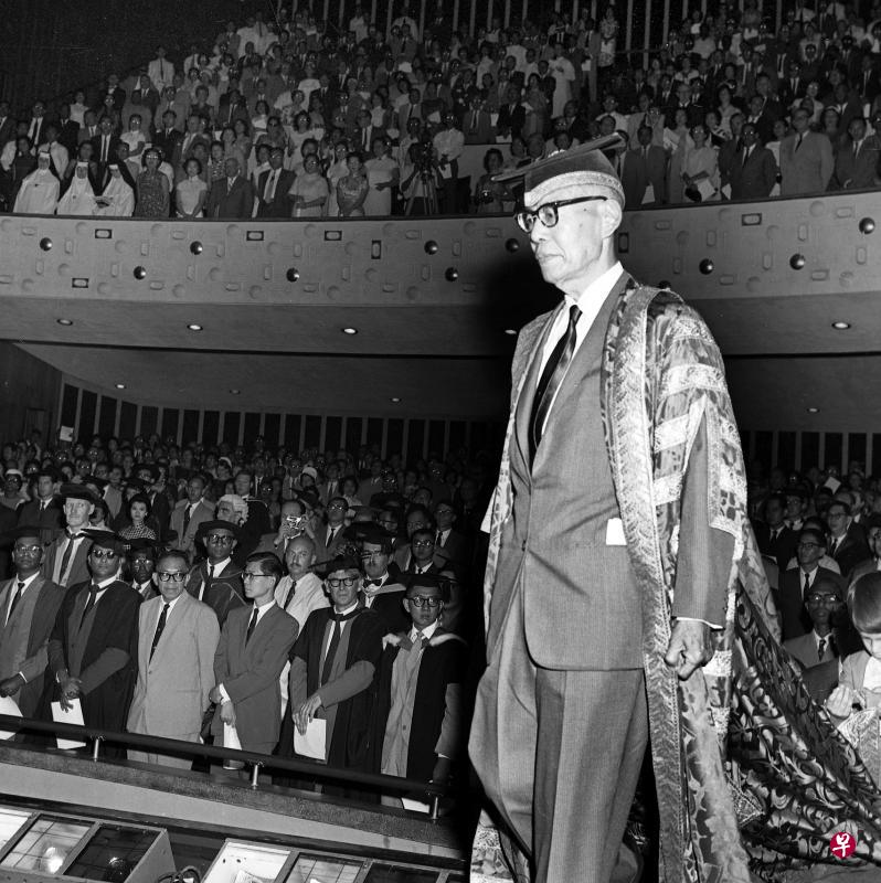 1962年,李光前出任新加坡大学首任校长。(档案照片) 1962年,李光前出任新加坡大学首任校长。(档案照片)