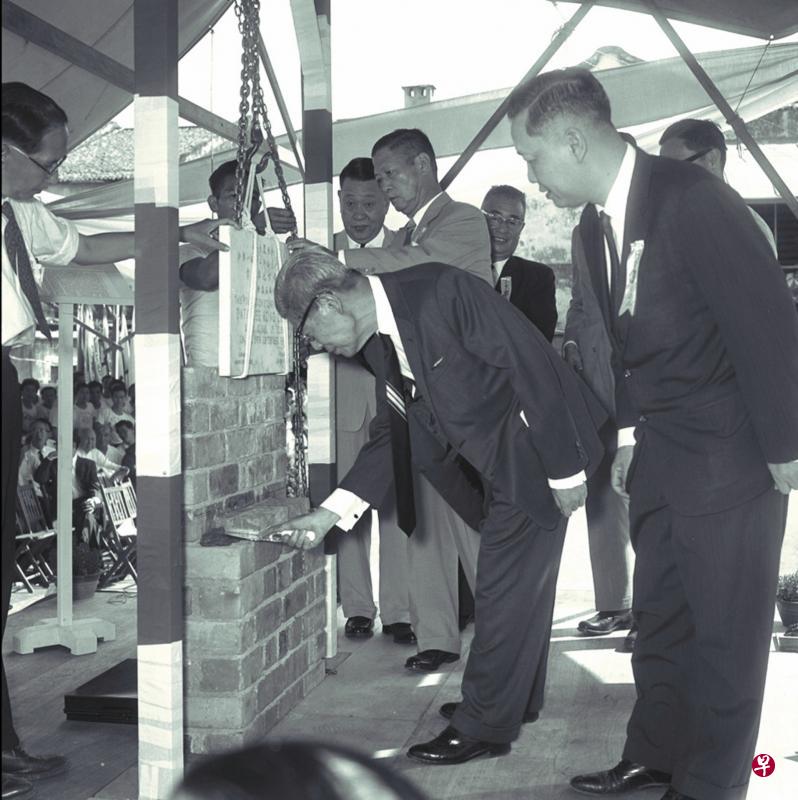 1962年,李光前为即将兴建的中华总商会大厦奠下基石,右边为时任总商会会长高德根。李光前虽是捐款最多的捐赠者,却婉拒了把大礼堂命名为“光前堂”的提议,改而命名为“嘉庚堂”。陈嘉庚在之前一年与世长辞。(档案照片) 1962年,李光前为即将兴建的中华总商会大厦奠下基石,右边为时任总商会会长高德根。李光前虽是捐款最多的捐赠者,却婉拒了把大礼堂命名为“光前堂”的提议,改而命名为“嘉庚堂”。陈嘉庚在之前一年与世长辞。(档案照片)