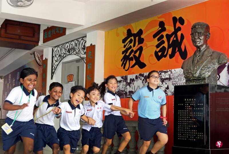 南侨小学校园内的李光前塑像，看着一代代幼苗茁壮成长。（邝启聪摄）