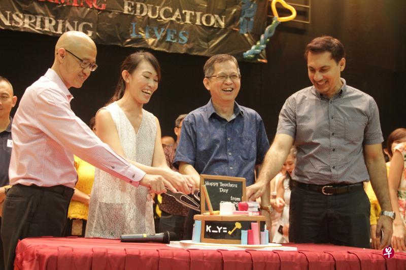 康柏中学校长、副校长与家长团代表一同切蛋糕。 康柏中学校长、副校长与家长团代表一同切蛋糕。