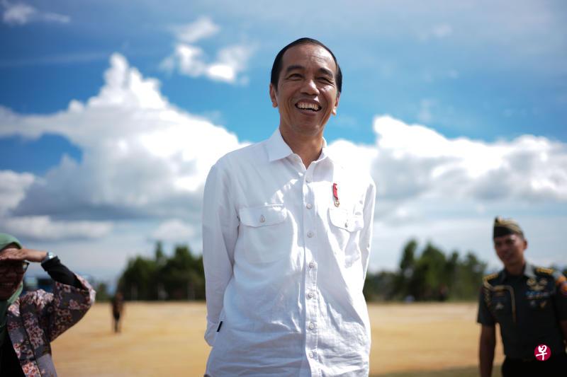 佐科上周末接受彭博社电视专访时表示,政府所有主要计划都将向私人领域开放。他说,只有那些私人企业兴趣缺缺的计划,政府公司才会与私人投资者合伙参与,直接由政府注资则是最后手段。(彭博社图) 佐科上周末接受彭博社电视专访时表示,政府所有主要计划都将向私人领域开放。他说,只有那些私人企业兴趣缺缺的计划,政府公司才会与私人投资者合伙参与,直接由政府注资则是最后手段。(彭博社图)