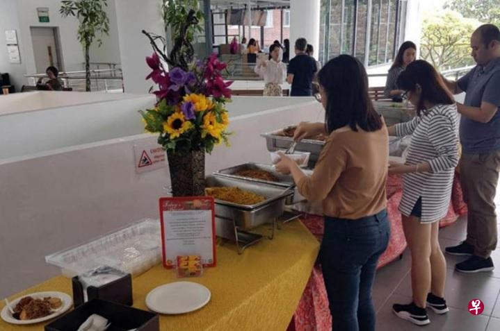 学生享用免费的自助餐剩饭剩菜。(FREE FOOD@NTU /TELEGRAM) 学生享用免费的自助餐剩饭剩菜。(FREE FOOD@NTU /TELEGRAM)