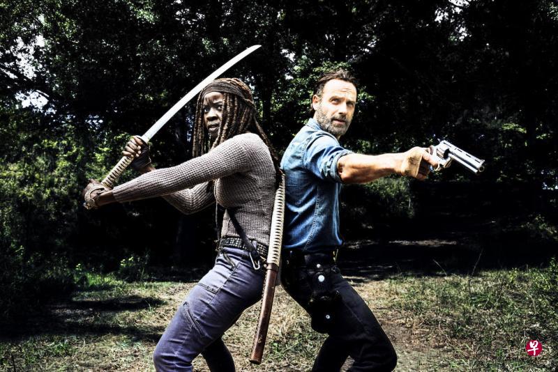 Danai Gurira(图左)联合Andrew Lincoln(图右),将在最新一季带领幸存者反抗暴虐的反派领袖尼根。(互联网) Danai Gurira(图左)联合Andrew Lincoln(图右),将在最新一季带领幸存者反抗暴虐的反派领袖尼根。(互联网)