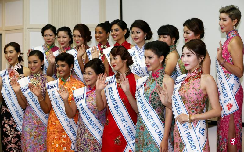 来自世界各地的佳丽身穿融入本地娘惹风格的旗袍,将在11月10日举行的首届青花蓝国际旗袍经典选美大赛上争艳斗丽。(陈斌勤摄) 来自世界各地的佳丽身穿融入本地娘惹风格的旗袍,将在11月10日举行的首届青花蓝国际旗袍经典选美大赛上争艳斗丽。(陈斌勤摄)