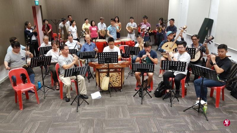 南华潮乐组在资深老师护航下传授潮乐特色,组员包括各15个资深与年轻乐手。(南华儒剧社提供) 南华潮乐组在资深老师护航下传授潮乐特色,组员包括各15个资深与年轻乐手。(南华儒剧社提供)