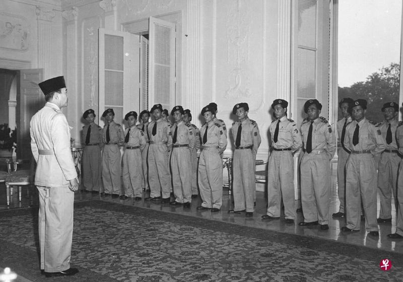 美国解密文件显示,上世纪60年代正值冷战高峰期,美国官员担忧印尼总统苏卡诺会倾向共产党政权。图为苏卡诺(左)1950年3月在总统府会见军官。(法新社) 美国解密文件显示,上世纪60年代正值冷战高峰期,美国官员担忧印尼总统苏卡诺会倾向共产党政权。图为苏卡诺(左)1950年3月在总统府会见军官。(法新社)