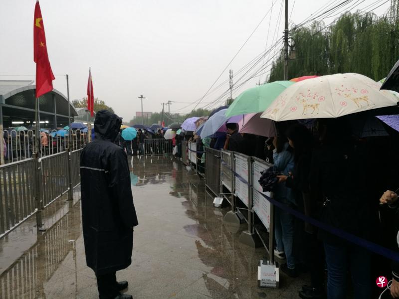 十九大开幕首日,北京天通苑地铁站安检口排队人潮缓慢涌动。北京地铁站十九大期间实行机场级别的安检。 (孟丹丹摄) 十九大开幕首日,北京天通苑地铁站安检口排队人潮缓慢涌动。北京地铁站十九大期间实行机场级别的安检。 (孟丹丹摄)
