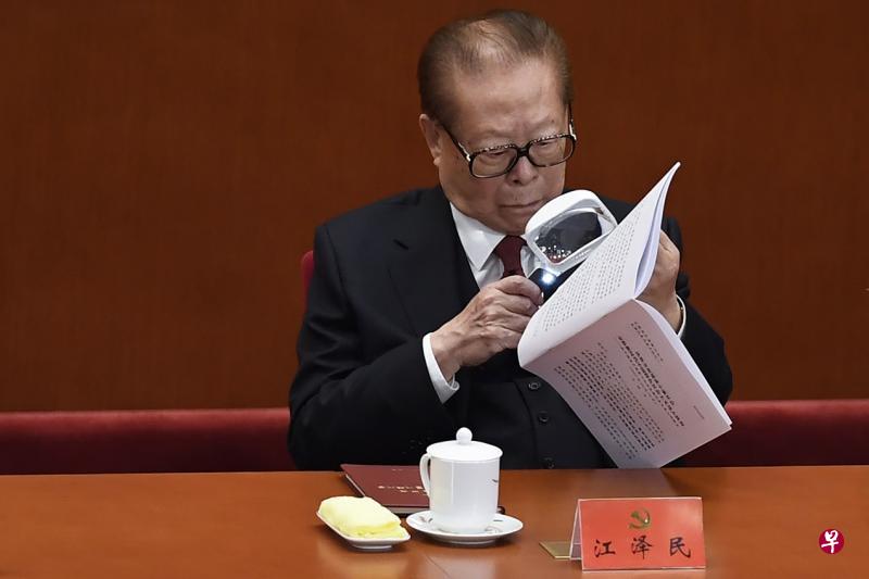 江泽民昨天在开幕式上使用的放大镜成了网红商品。（法新社）