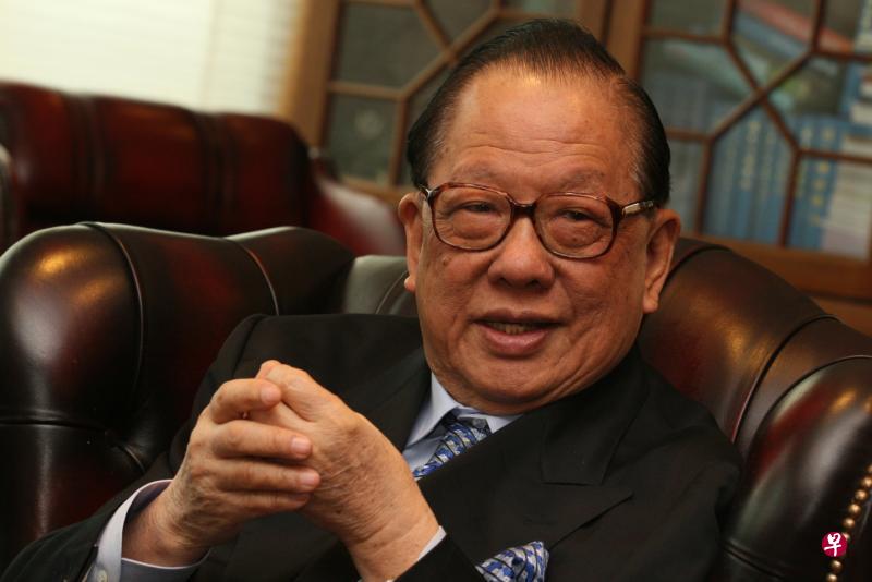 杨忠礼是知名企业家、教育家和慈善家,生前活跃于华社团体,是马来西亚华总商会名誉会长。其家族企业在新加坡也有业务。(中国报) 杨忠礼是知名企业家、教育家和慈善家,生前活跃于华社团体,是马来西亚华总商会名誉会长。其家族企业在新加坡也有业务。(中国报)