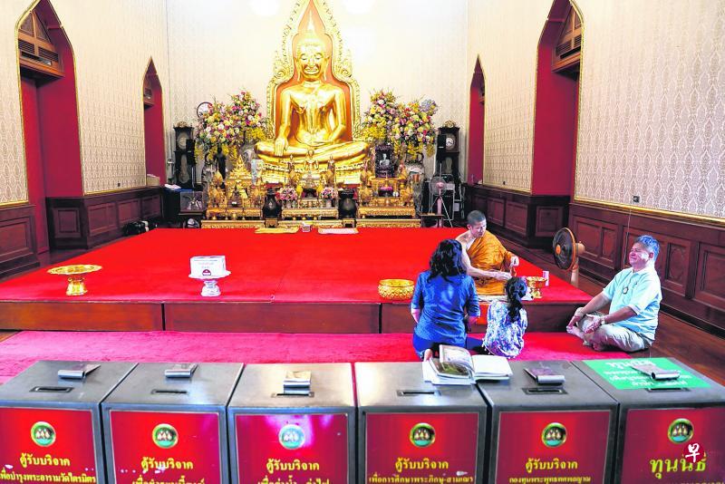 泰国寺庙的香油钱向来争议很大。图为曼谷一寺庙内,香油钱箱一字排开。(路透社) 泰国寺庙的香油钱向来争议很大。图为曼谷一寺庙内,香油钱箱一字排开。(路透社)