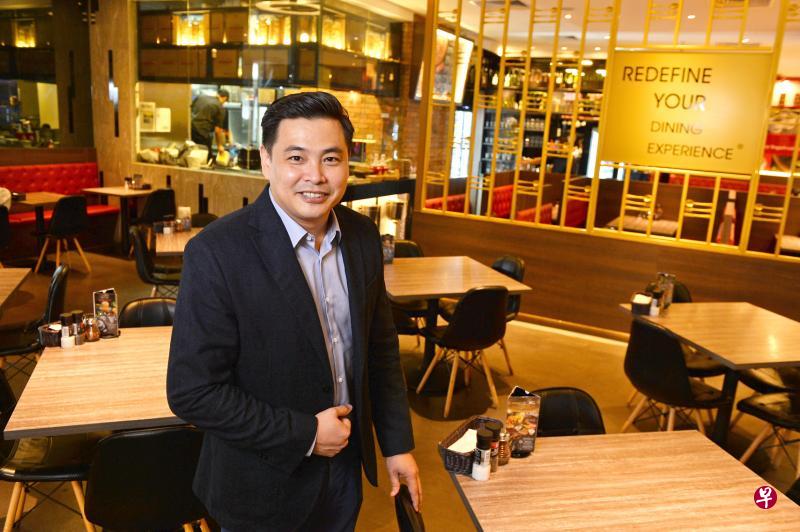 Collin’s创办人何清元在扩张实体分店网络的同时,也积极推动数码化进程,让更多消费者接触和了解Collin’s品牌。(海峡时报) Collin’s创办人何清元在扩张实体分店网络的同时,也积极推动数码化进程,让更多消费者接触和了解Collin’s品牌。(海峡时报)