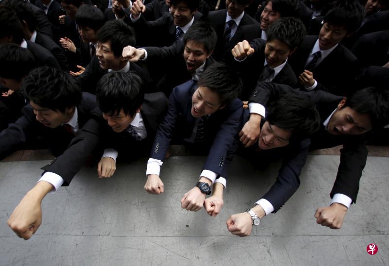 由于失业率低,越来越多的日本年轻人倾向支持自民党。图为日本一群即将毕业的大学生在东京的一场集会上振臂高呼,互相鼓励并为自己加油。(路透社) 由于失业率低,越来越多的日本年轻人倾向支持自民党。图为日本一群即将毕业的大学生在东京的一场集会上振臂高呼,互相鼓励并为自己加油。(路透社)