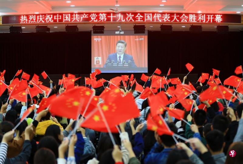 习近平前天在中共十九大开幕式上做报告时,勾勒出中国未来30多年的发展蓝图。(法新社) 习近平前天在中共十九大开幕式上做报告时,勾勒出中国未来30多年的发展蓝图。(法新社)