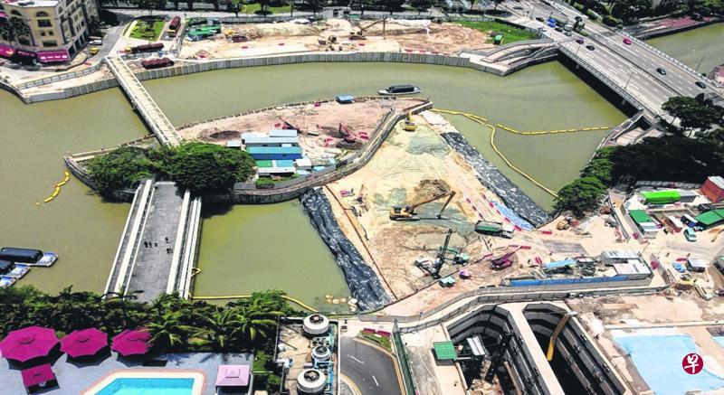 为确保牛车水站与明古连站能直接衔接,陆交局曾为新加坡河改道,以在河床底下约6公尺处挖掘地铁隧道。(档案照片) 为确保牛车水站与明古连站能直接衔接,陆交局曾为新加坡河改道,以在河床底下约6公尺处挖掘地铁隧道。(档案照片)