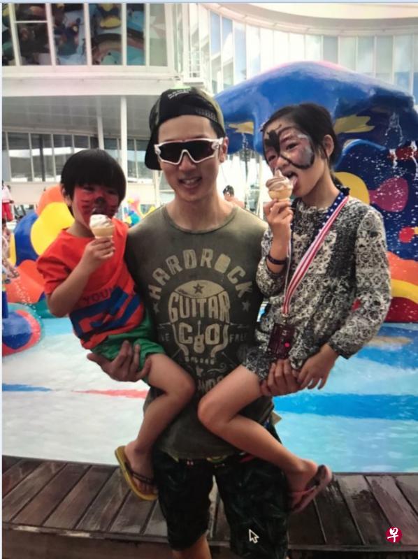 吴尊常带孩子出游,与他们的互动可爱亲密。 吴尊常带孩子出游,与他们的互动可爱亲密。