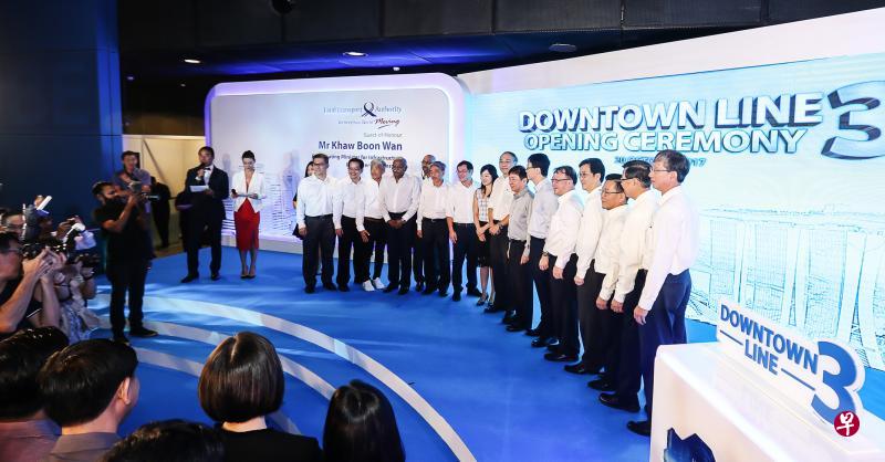 前后用了将近10年兴建的滨海市区线终于全线通车,参与建造计划的陆交局各部门主管都雀跃万分,他们昨天上台与交通部长许文远(右七)拍照留念,台下工作人员欢呼鼓掌。(梁伟康摄) 前后用了将近10年兴建的滨海市区线终于全线通车,参与建造计划的陆交局各部门主管都雀跃万分,他们昨天上台与交通部长许文远(右七)拍照留念,台下工作人员欢呼鼓掌。(梁伟康摄)