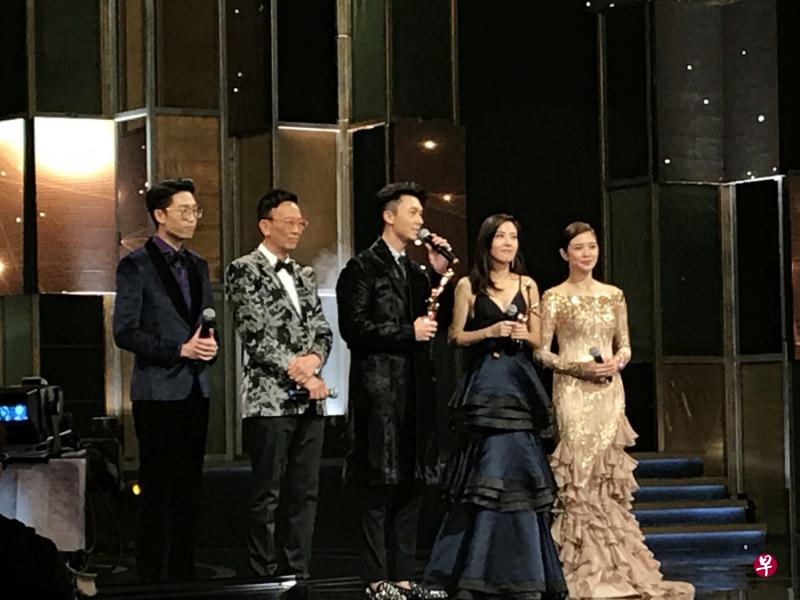王浩信(左三)和唐诗咏(右二)凭《不懂撒娇的女人》里充满默契的演出赢得星和无线电视大奖的“我最爱TVB荧幕情侣”。(左起)是大会主持人陆浩明、郑丹瑞和麦美恩。 王浩信(左三)和唐诗咏(右二)凭《不懂撒娇的女人》里充满默契的演出赢得星和无线电视大奖的“我最爱TVB荧幕情侣”。(左起)是大会主持人陆浩明、郑丹瑞和麦美恩。