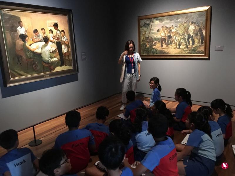 北源小学学生去年参与美术馆学习之旅试验计划,走访国家美术馆,通过知名画作认识新加坡文化遗产,并掌握视觉艺术知识。(北源小学提供) 北源小学学生去年参与美术馆学习之旅试验计划,走访国家美术馆,通过知名画作认识新加坡文化遗产,并掌握视觉艺术知识。(北源小学提供)