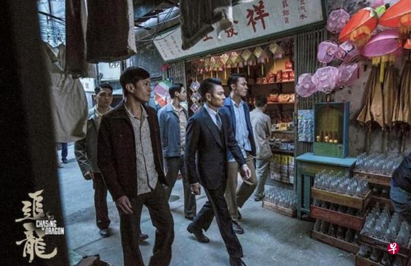 《追龙》背后的整个意识形态难掩正邪分明的类型英雄片的肤浅、俗套,叫人看完后只记得包装而懒得回味琢磨内涵。(剧照/互联网) 《追龙》背后的整个意识形态难掩正邪分明的类型英雄片的肤浅、俗套,叫人看完后只记得包装而懒得回味琢磨内涵。(剧照/互联网)