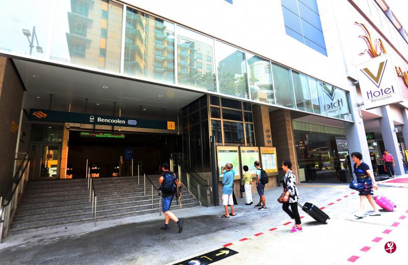 明古连地铁站昨天正式启用后，周边许多酒店的住客纷纷选择搭乘滨海市区线前往机场。（梁伟康摄）
