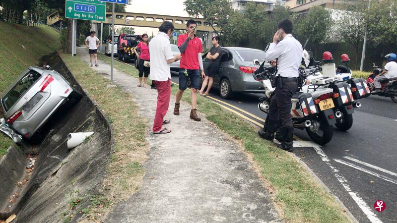 交警抵达车祸现场，维持交通。（受访者提供）