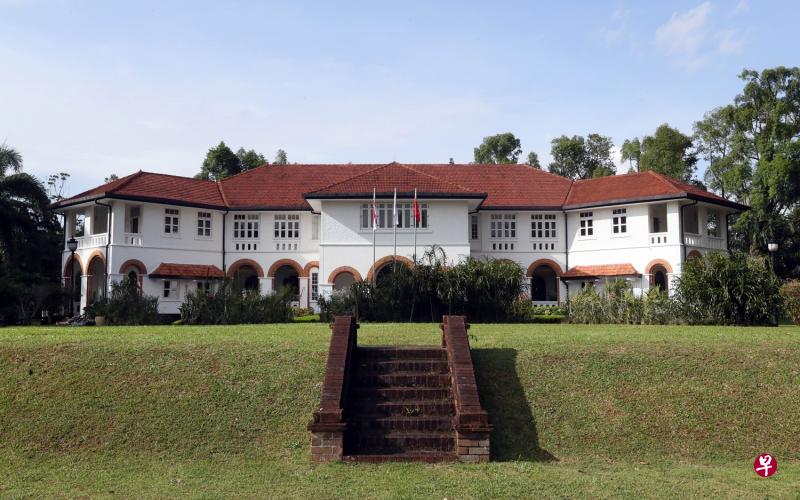 统帅府主楼的左右两侧各有一座翼楼,以倾斜角度连接着主楼,犹如一只展开翅膀的蝴蝶。 统帅府主楼的左右两侧各有一座翼楼,以倾斜角度连接着主楼,犹如一只展开翅膀的蝴蝶。