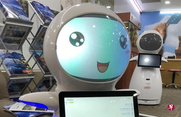 当顾客上前询问到各国旅游的资讯时,机器人都会一一解答。 当顾客上前询问到各国旅游的资讯时,机器人都会一一解答。