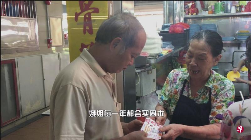 烧腊档摊主王丽娥(右)让老人免费索餐,也照顾生病员工。 烧腊档摊主王丽娥(右)让老人免费索餐,也照顾生病员工。