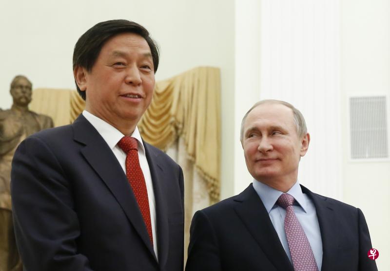 中共中央办公厅主任栗战书(左)今年4月访问俄罗斯,在克里姆林宫会见俄罗斯总统普金,这是栗战书首次独自公开亮相国际舞台。(路透社) 中共中央办公厅主任栗战书(左)今年4月访问俄罗斯,在克里姆林宫会见俄罗斯总统普金,这是栗战书首次独自公开亮相国际舞台。(路透社)