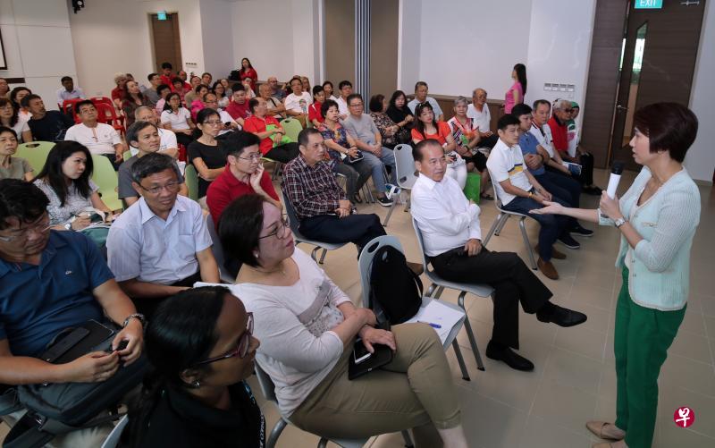 西南区市长刘燕玲(右)昨天召集多名农粮兽医局、国家公园局和关爱动物研究协会代表,与山景道一带的居民举行对话会,进一步说明野猪袭人事件后的应对措施。(梁麒麟摄) 西南区市长刘燕玲(右)昨天召集多名农粮兽医局、国家公园局和关爱动物研究协会代表,与山景道一带的居民举行对话会,进一步说明野猪袭人事件后的应对措施。(梁麒麟摄)