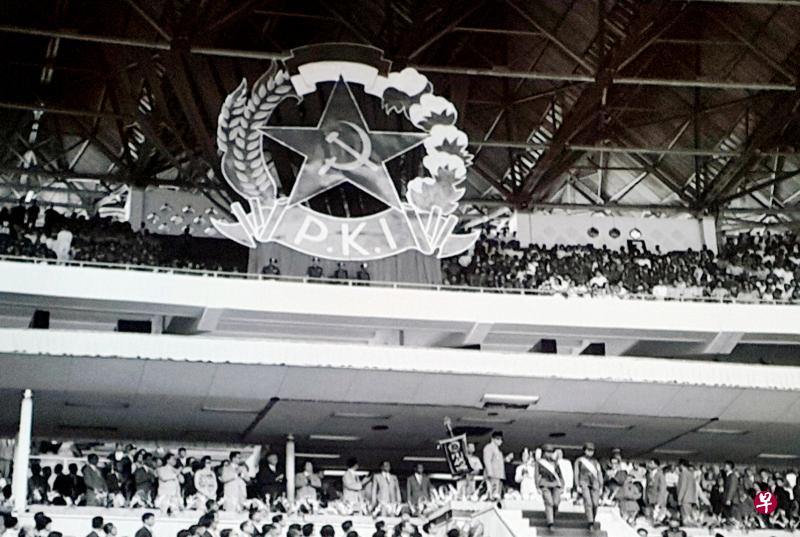 印尼共产党1965年在雅加达史纳延邦卡诺体育场举行一场声势浩大的集会,印共标志非常显眼地高挂在体育场内。(雅加达邮报档案照片) 印尼共产党1965年在雅加达史纳延邦卡诺体育场举行一场声势浩大的集会,印共标志非常显眼地高挂在体育场内。(雅加达邮报档案照片)