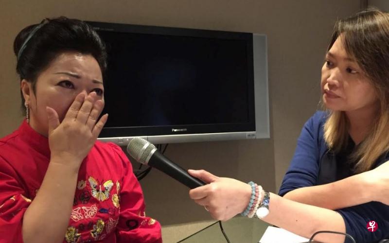 尽管事隔多年,一提起爱女白晓燕,白冰冰仍忍不住丧女之痛,凄然泪下。 尽管事隔多年,一提起爱女白晓燕,白冰冰仍忍不住丧女之痛,凄然泪下。