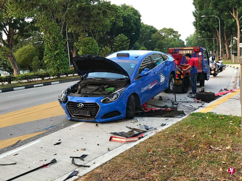 叶福泉的德士被撞坏,需要靠拖车拖走。(图/受访者提供) 叶福泉的德士被撞坏,需要靠拖车拖走。(图/受访者提供)