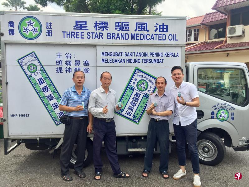 星标驱风油传到第四代,陈君恒(右一)明年将与堂弟一起加入公司,与爸爸和叔叔并肩作战。(受访者提供) 星标驱风油传到第四代,陈君恒(右一)明年将与堂弟一起加入公司,与爸爸和叔叔并肩作战。(受访者提供)