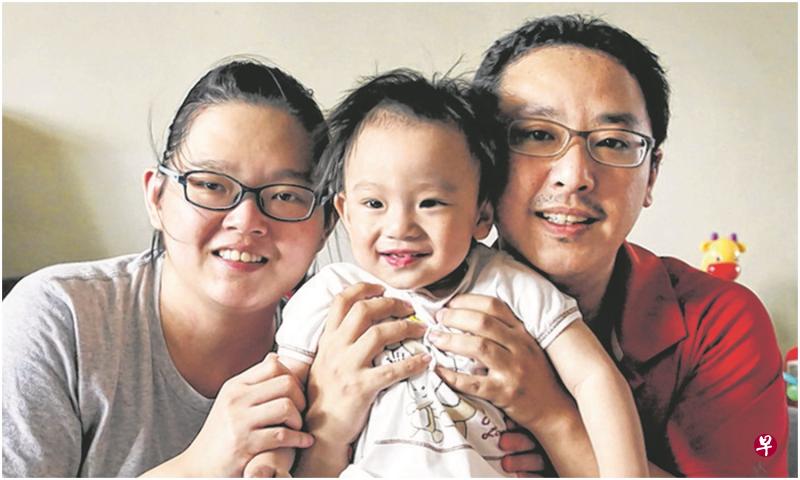 韩秀娟(左一)与梁天乐(左三)育有一名17个月大的儿子,她在怀孕33周时,确诊患上围产期心肌病,必须剖腹生产。(摄影/庄耿闻) 韩秀娟(左一)与梁天乐(左三)育有一名17个月大的儿子,她在怀孕33周时,确诊患上围产期心肌病,必须剖腹生产。(摄影/庄耿闻)