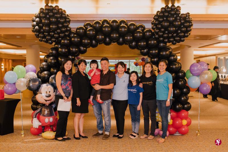 卓俐伶(右三)为Harper(左三小孩)设计了一个以米奇和米妮老鼠为主题的生日会。(许愿基金会提供) 卓俐伶(右三)为Harper(左三小孩)设计了一个以米奇和米妮老鼠为主题的生日会。(许愿基金会提供)