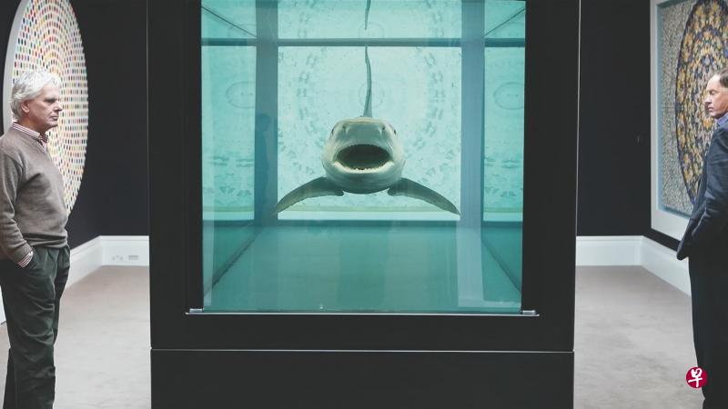 艺术家达明·赫斯特的腌制虎鲨《生者对死者无动于衷》由对冲基金亿万富翁史蒂夫·科恩以1200万美元埋单。(新加坡设计电影节提供) 艺术家达明·赫斯特的腌制虎鲨《生者对死者无动于衷》由对冲基金亿万富翁史蒂夫·科恩以1200万美元埋单。(新加坡设计电影节提供)