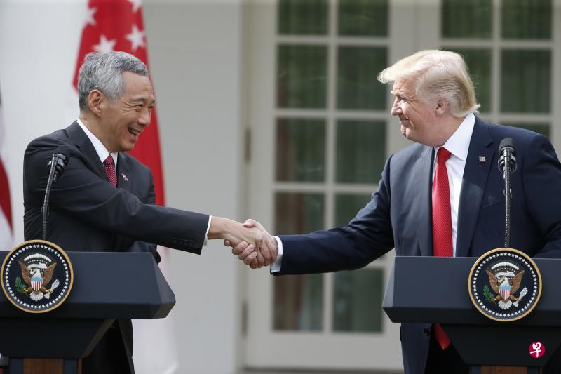 李显龙总理（左）与美国总统特朗普在白宫玫瑰园举行联合记者会，两人异口同声肯定新美两国良好和长久的关系。（路透社）