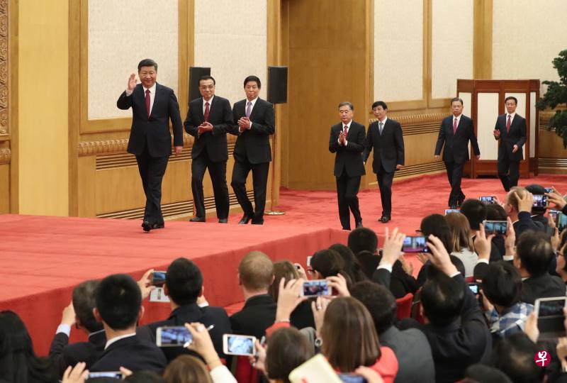 中共总书记习近平(左起)昨天精神奕奕地率李克强、栗战书、汪洋、王沪宁、赵乐际和韩正依序步入人民大会堂东大厅,同采访十九大的中外记者见面。(新华社) 中共总书记习近平(左起)昨天精神奕奕地率李克强、栗战书、汪洋、王沪宁、赵乐际和韩正依序步入人民大会堂东大厅,同采访十九大的中外记者见面。(新华社)