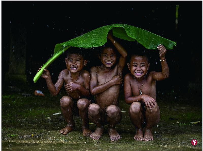 中国山区儿童虽然物资缺乏,但脸上的天真笑容,深深打动了吕继林。(国际华人文化周提供) 中国山区儿童虽然物资缺乏,但脸上的天真笑容,深深打动了吕继林。(国际华人文化周提供)