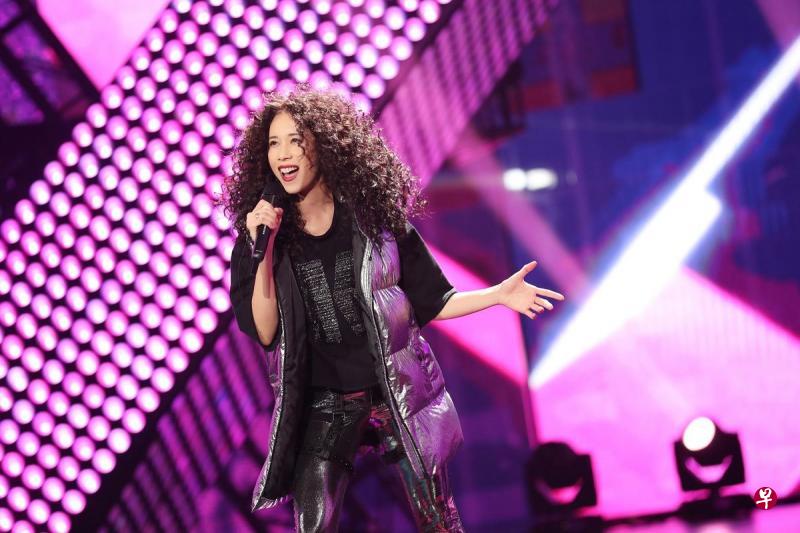 莫文蔚以亮眼的爆炸头造型挑战嘻哈,演唱改编歌曲《今儿个真高兴》。(互联网) 莫文蔚以亮眼的爆炸头造型挑战嘻哈,演唱改编歌曲《今儿个真高兴》。(互联网)