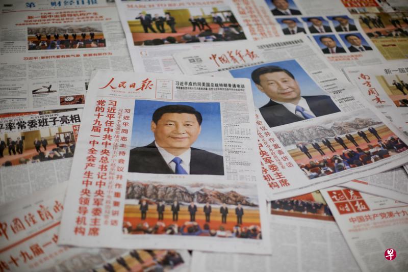 中共总书记习近平的彩色人头照,在昨天的《人民日报》头版正中占据约三分之一的版面。(路透社) 中共总书记习近平的彩色人头照,在昨天的《人民日报》头版正中占据约三分之一的版面。(路透社)