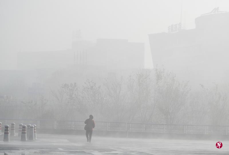 新疆乌鲁木齐市城北区域今天出现大雾天气,部分区域能见度曾一度低至百米以内,楼宇与树木隐没在浓重的雾气之中。由于能见度较低,道路上车辆行驶缓慢,并造成多起刮擦事故。(中新社) 新疆乌鲁木齐市城北区域今天出现大雾天气,部分区域能见度曾一度低至百米以内,楼宇与树木隐没在浓重的雾气之中。由于能见度较低,道路上车辆行驶缓慢,并造成多起刮擦事故。(中新社)