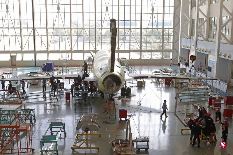 今天在中国商飞上海飞机制造有限公司大场基地的总装车间内,工作人员正在对ARJ21飞机进行批生产总装。中国商飞公司计划今年向客户交付五架以上ARJ21飞机,后续批生产架次飞机正加紧生产。(中新社) 今天在中国商飞上海飞机制造有限公司大场基地的总装车间内,工作人员正在对ARJ21飞机进行批生产总装。中国商飞公司计划今年向客户交付五架以上ARJ21飞机,后续批生产架次飞机正加紧生产。(中新社)