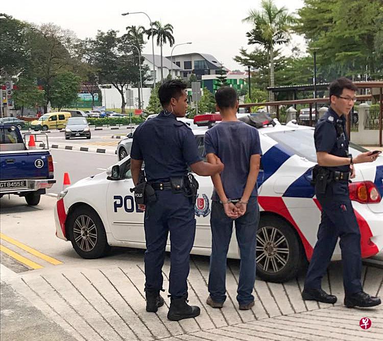 男子因涉嫌公共滋扰的罪名遭警方逮捕。(读者提供) 男子因涉嫌公共滋扰的罪名遭警方逮捕。(读者提供)