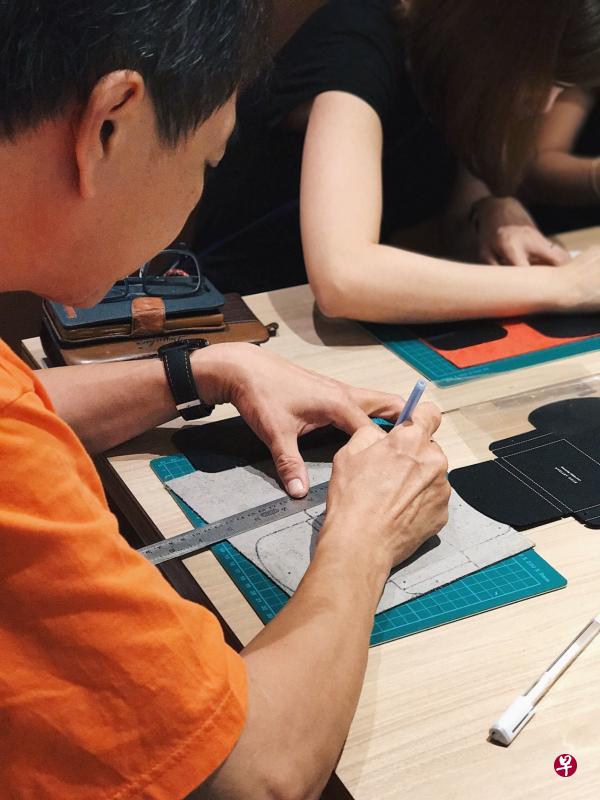 不少乐龄人士参与皮革制作工作坊,借手工活动缅怀过去。(Bynd Artisan提供) 不少乐龄人士参与皮革制作工作坊,借手工活动缅怀过去。(Bynd Artisan提供)