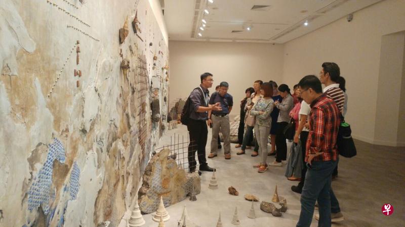 导游们在新加坡美术馆接受培训,加强对美术导览的认识。这是今年新增的其中一项导游培训课程。(新加坡导游协会提供) 导游们在新加坡美术馆接受培训,加强对美术导览的认识。这是今年新增的其中一项导游培训课程。(新加坡导游协会提供)