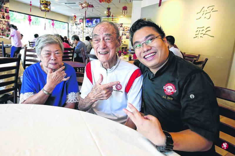 好彩薄饼温馨一幕:侯深湖(中)和女儿侯静、孙子文凯春,三代同堂。 好彩薄饼温馨一幕:侯深湖(中)和女儿侯静、孙子文凯春,三代同堂。